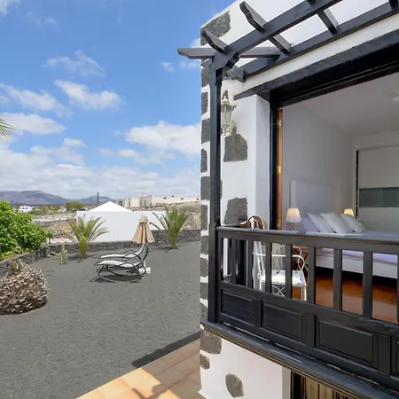 Exclusive In Authentic Village Of Yaiza - 12 To 16 Guests - 6 King Bedrooms - 5 Bathrooms - Game And Bar - Dining For 16 - Heated Pool -close To Beaches & Wineries Yaiza (Lanzarote)