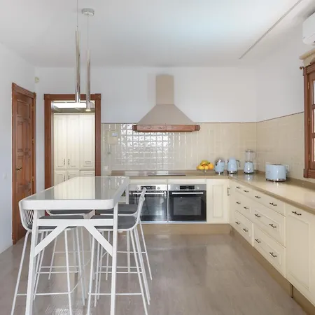 Exclusive In Authentic Village Of Yaiza - 12 To 16 Guests - 6 King Bedrooms - 5 Bathrooms - Game And Bar - Dining For 16 - Heated Pool -close To Beaches & Wineries Villa Yaiza (Lanzarote)