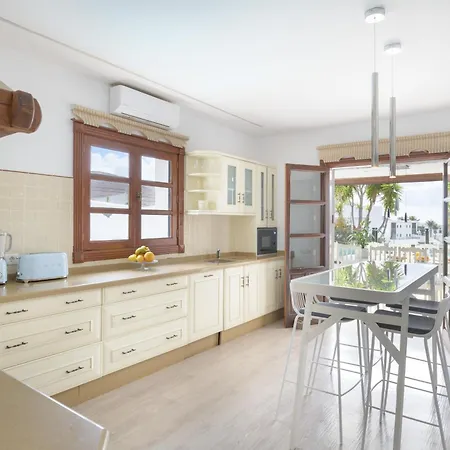 Exclusive In Authentic Village Of Yaiza - 12 To 16 Guests - 6 King Bedrooms - 5 Bathrooms - Game And Bar - Dining For 16 - Heated Pool -close To Beaches & Wineries Villa