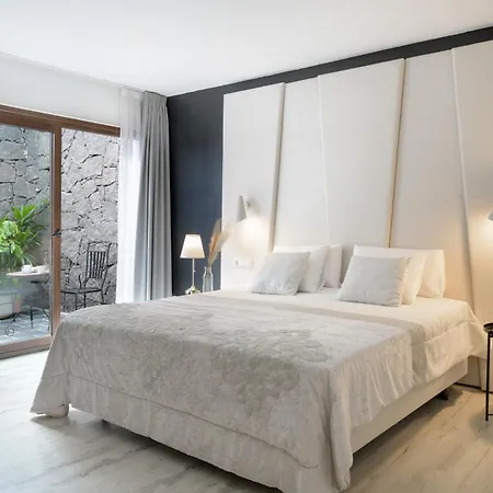 Villa Exclusive In Authentic Village Of Yaiza - 12 To 16 Guests - 6 King Bedrooms - 5 Bathrooms - Game And Bar - Dining For 16 - Heated Pool -close To Beaches & Wineries Yaiza (Lanzarote)