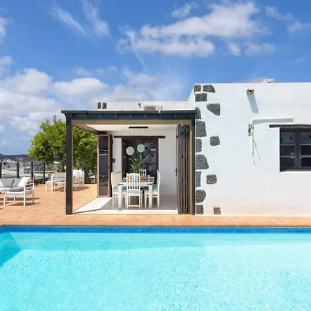Exclusive In Authentic Village Of Yaiza - 12 To 16 Guests - 6 King Bedrooms - 5 Bathrooms - Game And Bar - Dining For 16 - Heated Pool -close To Beaches & Wineries Yaiza (Lanzarote)