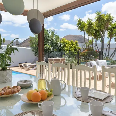 Exclusive In Authentic Village Of Yaiza - 12 To 16 Guests - 6 King Bedrooms - 5 Bathrooms - Game And Bar - Dining For 16 - Heated Pool -close To Beaches & Wineries Villa