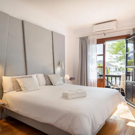 Exclusive In Authentic Village Of Yaiza - 12 To 16 Guests - 6 King Bedrooms - 5 Bathrooms - Game And Bar - Dining For 16 - Heated Pool -close To Beaches & Wineries Villa