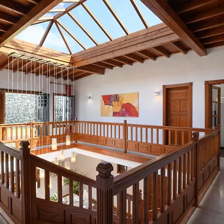 Villa Exclusive In Authentic Village Of Yaiza - 12 To 16 Guests - 6 King Bedrooms - 5 Bathrooms - Game And Bar - Dining For 16 - Heated Pool -close To Beaches & Wineries Yaiza (Lanzarote)