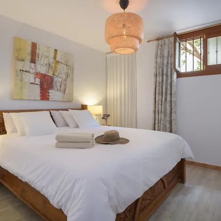 Exclusive In Authentic Village Of Yaiza - 12 To 16 Guests - 6 King Bedrooms - 5 Bathrooms - Game And Bar - Dining For 16 - Heated Pool -close To Beaches & Wineries Yaiza (Lanzarote)