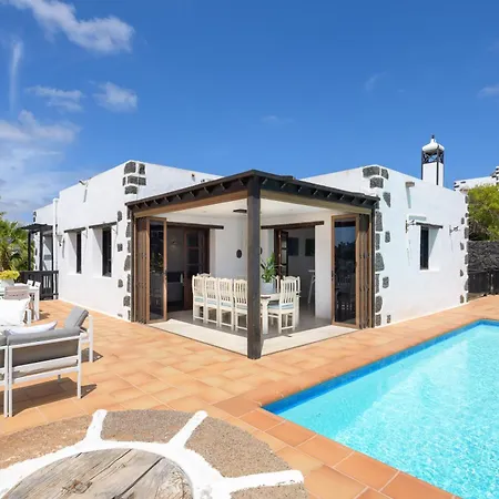 Exclusive In Authentic Village Of Yaiza - 12 To 16 Guests - 6 King Bedrooms - 5 Bathrooms - Game And Bar - Dining For 16 - Heated Pool -close To Beaches & Wineries