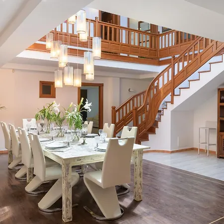 Exclusive In Authentic Village Of Yaiza - 12 To 16 Guests - 6 King Bedrooms - 5 Bathrooms - Game And Bar - Dining For 16 - Heated Pool -close To Beaches & Wineries Villa Yaiza (Lanzarote)