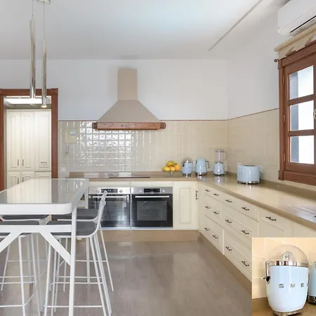 Villa Exclusive In Authentic Village Of Yaiza - 12 To 16 Guests - 6 King Bedrooms - 5 Bathrooms - Game And Bar - Dining For 16 - Heated Pool -close To Beaches & Wineries