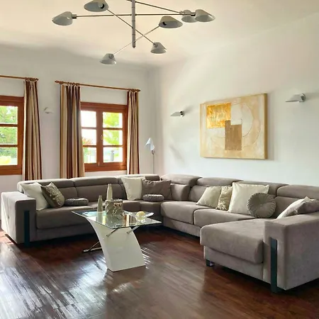 Exclusive In Authentic Village Of Yaiza - 12 To 16 Guests - 6 King Bedrooms - 5 Bathrooms - Game And Bar - Dining For 16 - Heated Pool -close To Beaches & Wineries Villa Yaiza (Lanzarote)