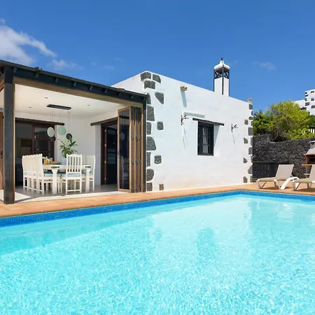 Exclusive In Authentic Village Of Yaiza - 12 To 16 Guests - 6 King Bedrooms - 5 Bathrooms - Game And Bar - Dining For 16 - Heated Pool -close To Beaches & Wineries Villa Yaiza (Lanzarote)