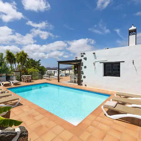 Exclusive In Authentic Village Of Yaiza - 12 To 16 Guests - 6 King Bedrooms - 5 Bathrooms - Game And Bar - Dining For 16 - Heated Pool -close To Beaches & Wineries Yaiza (Lanzarote)