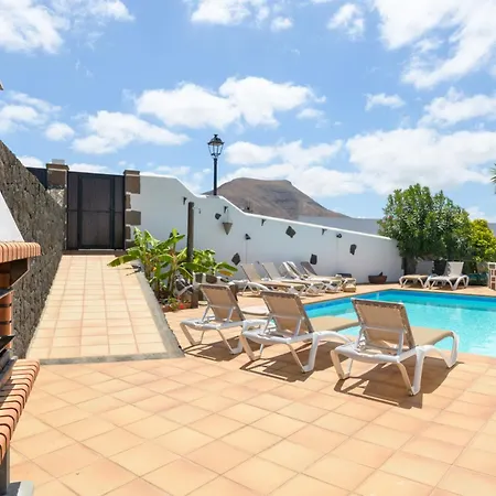Villa Spacious Private Up To 16 - Casa Quintero - Volcano, Timanfaya Park, Bodega & South Beaches - Heated Pool - Game - Charcoal Grill