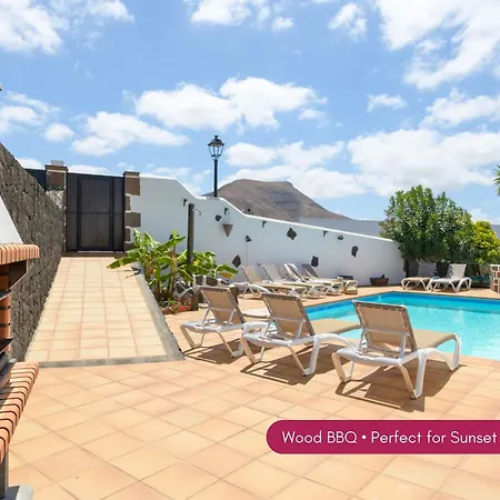 Spacious Private Up To 16 - Casa Quintero - Volcano, Timanfaya Park, Bodega & South Beaches - Heated Pool - Game - Charcoal Grill Villa *