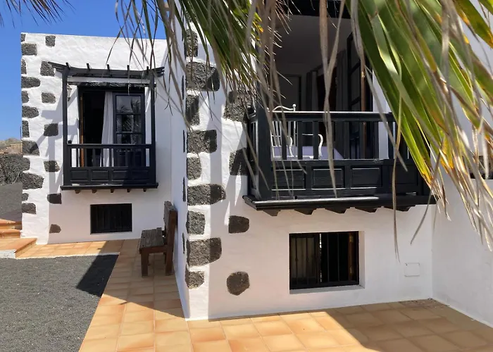 Spacious Private Up To 16 - Casa Quintero - Volcano, Timanfaya Park, Bodega & South Beaches - Heated Pool - Game - Charcoal Grill Villa