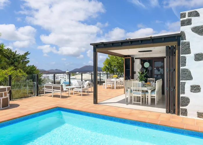Villa Spacious Private Up To 16 - Casa Quintero - Volcano, Timanfaya Park, Bodega & South Beaches - Heated Pool - Game - Charcoal Grill *
