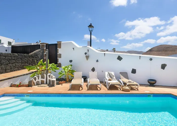 Spacious Private Up To 16 - Casa Quintero - Volcano, Timanfaya Park, Bodega & South Beaches - Heated Pool - Game - Charcoal Grill *