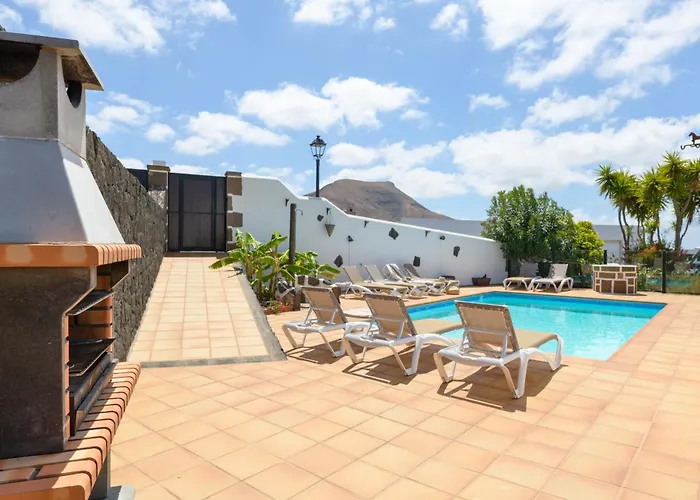 Villa Spacious Private Up To 16 - Casa Quintero - Volcano, Timanfaya Park, Bodega & South Beaches - Heated Pool - Game - Charcoal Grill