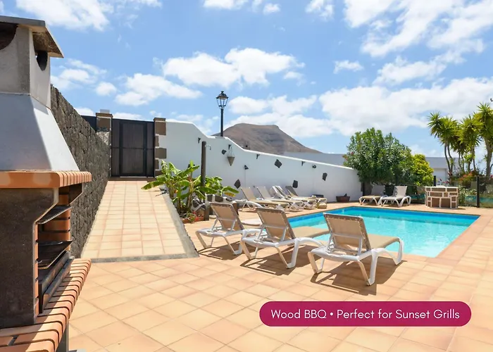 Spacious Private Up To 16 - Casa Quintero - Volcano, Timanfaya Park, Bodega & South Beaches - Heated Pool - Game - Charcoal Grill Villa *